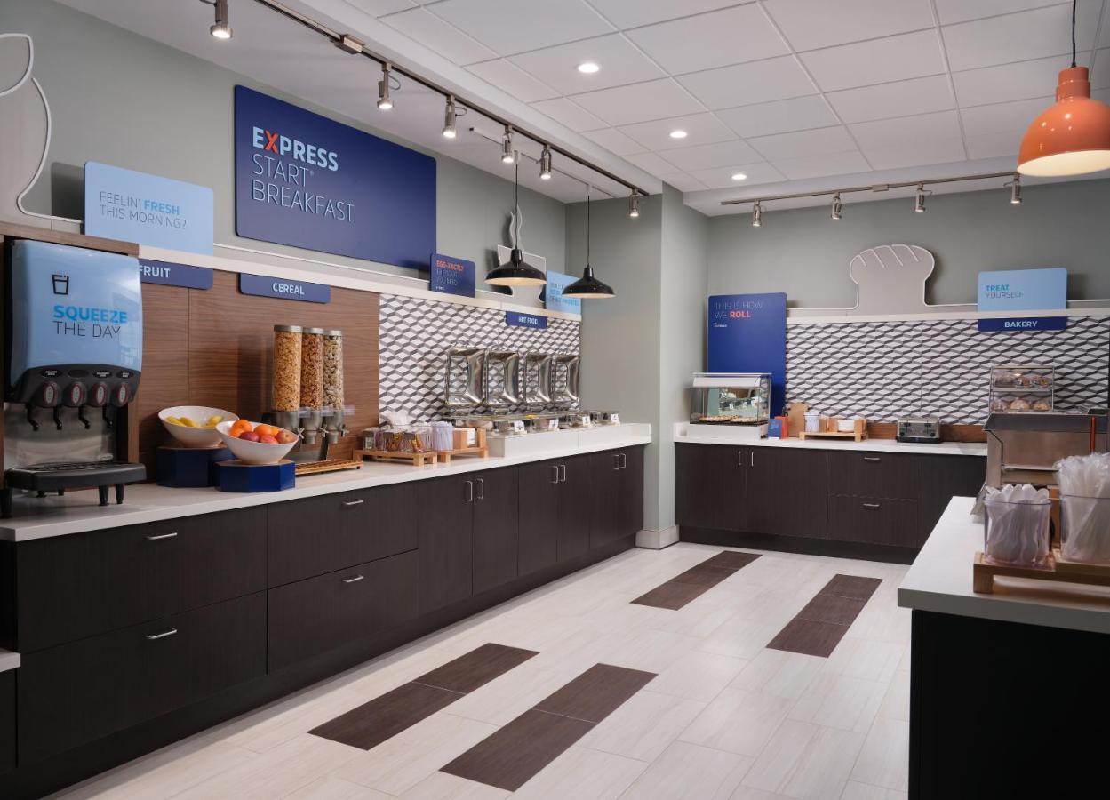 Holiday Inn Express Peru-Lasalle Area By Ihg Exterior photo