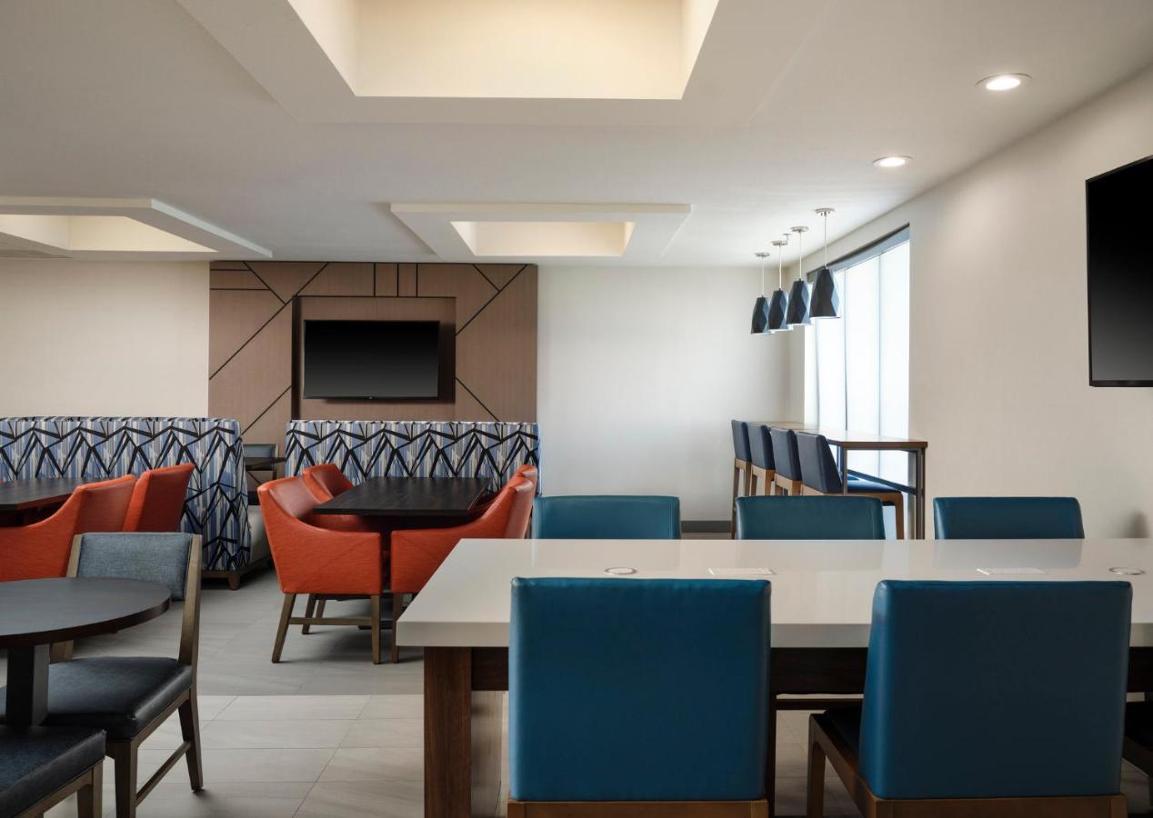 Holiday Inn Express Peru-Lasalle Area By Ihg Exterior photo