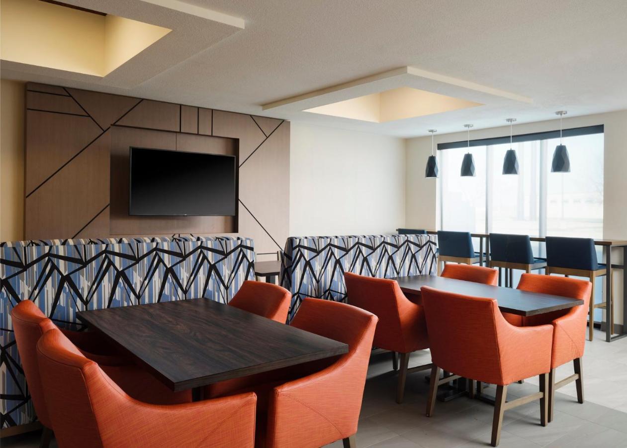 Holiday Inn Express Peru-Lasalle Area By Ihg Exterior photo
